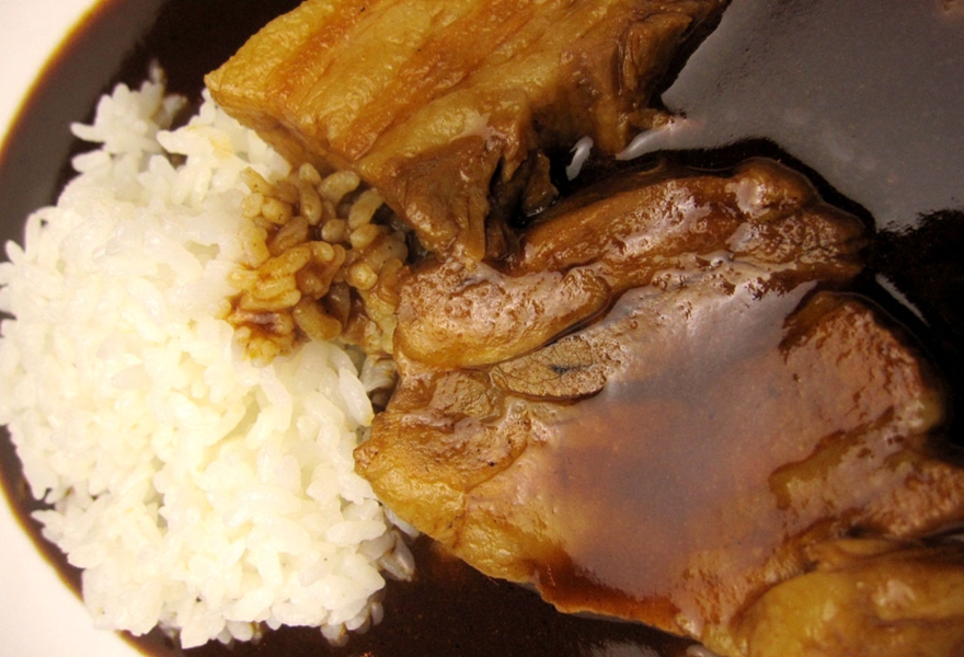 フレンチシェフがフォンドボーから作るイベリコ豚煮込みカレー(5辛)